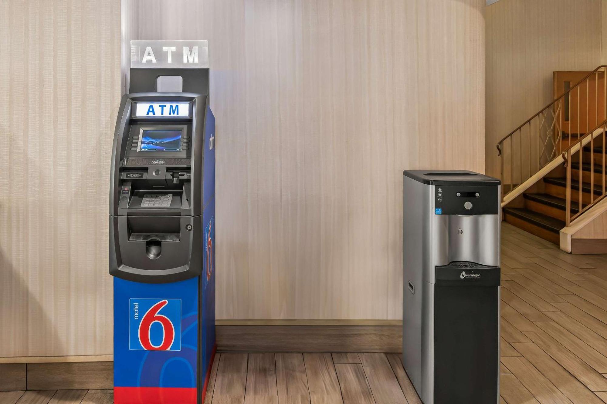 Motel 6 Lester - Philadelphia Airport Exterior photo